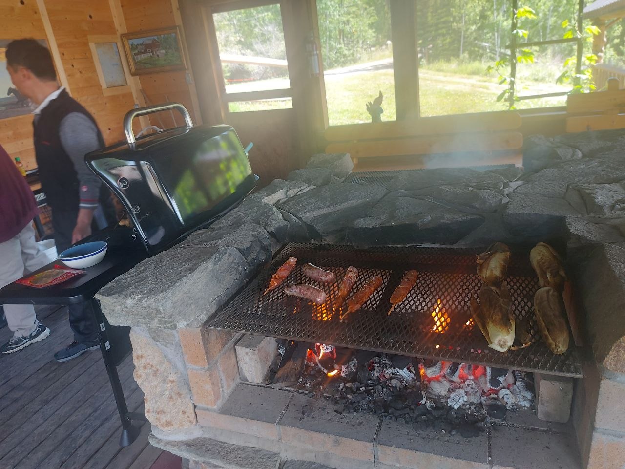  鸡腿、羊肉、虾与牛肉串同时在柴火上烤制——生命禅院加拿大社区烧烤聚会场景 ...
