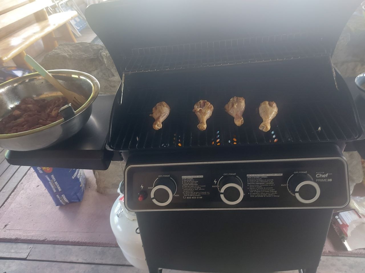  鸡腿、羊肉、虾与牛肉串同时在柴火上烤制——生命禅院加拿大社区烧烤聚会场景 ...